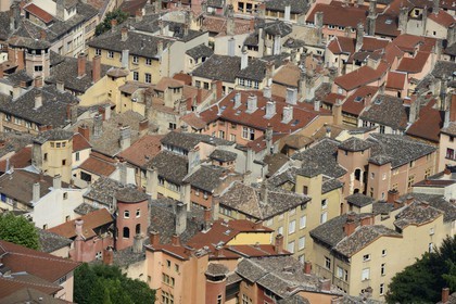 France, Rhône (69), Lyon, site historique classé Patrimoine Mondial de l'UNESCO, Vieux Lyon, le quartier Saint-Jean avec ses maisons Renaissance, au premier plan la Maison du Crible aussi appelée Tour Rose