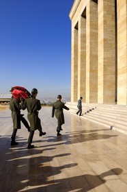 Turquie, Anatolie centrale, Ankara, soldats déposant une gerbe au mausolée d'Atatürk