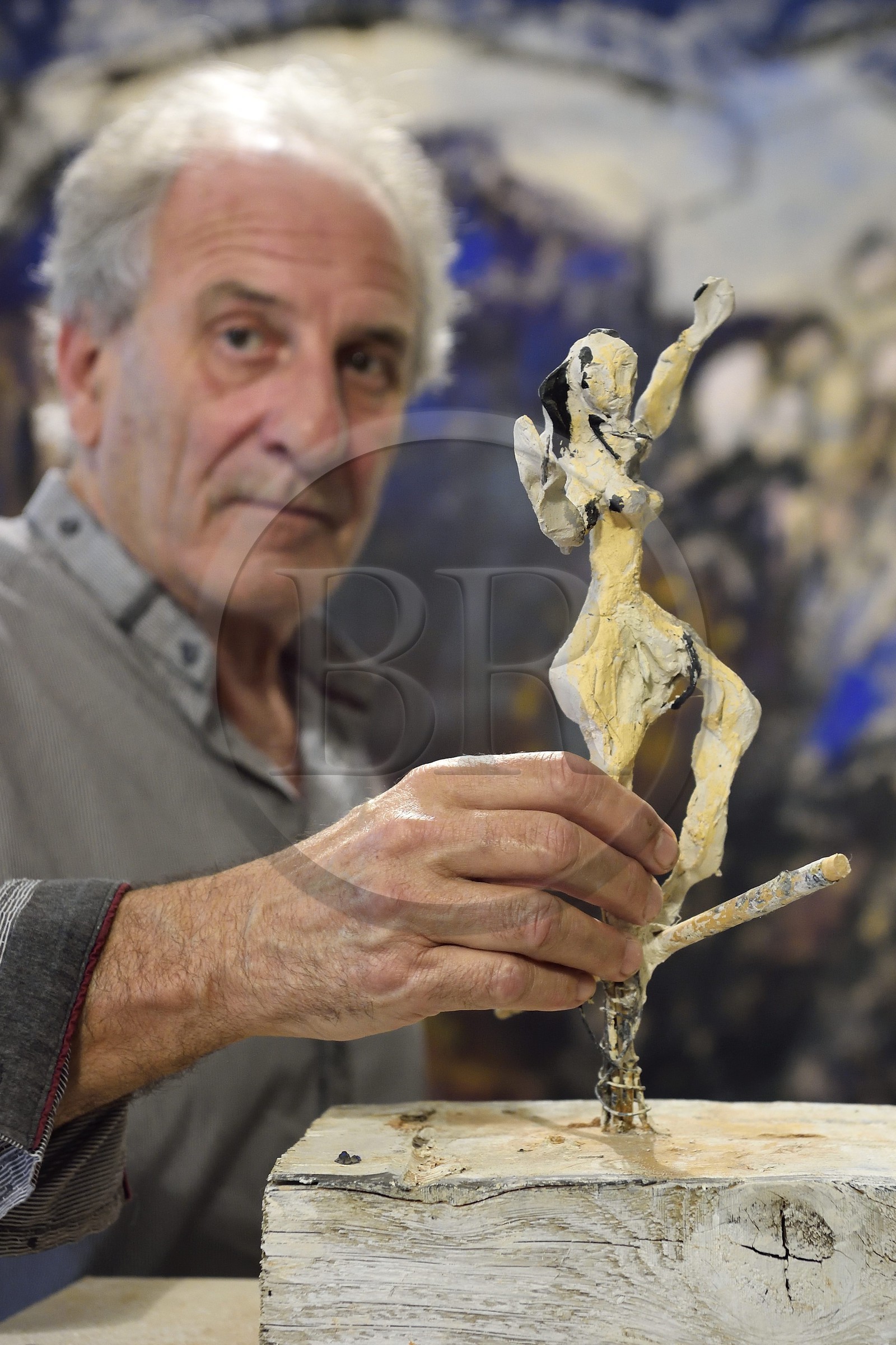 France, Var (83), Toulon, l'artiste peintre Serge Plagnol dans son atelier