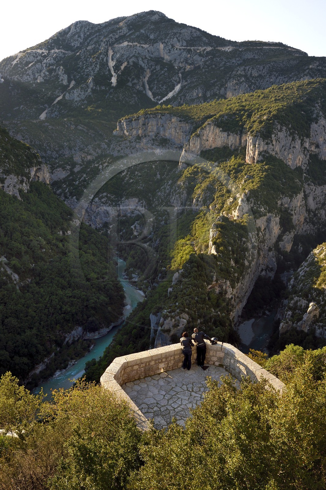 France, Alpes-de-Haute-Provence (04), parc naturel régional du Verdon, Gorges du Verdon, vue sur le Verdon et la Brèche Imbert depuis le belvédère du balcon de la Mescla