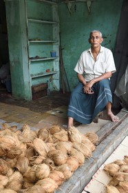 Sri Lanka, province de l'Est, Trincomalee, le marché couvert, vendeur de noix de coco
