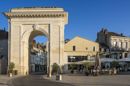 France, Nièvre (58), Nevers, la porte de Paris et avenue Pierre-Bérégovoy
