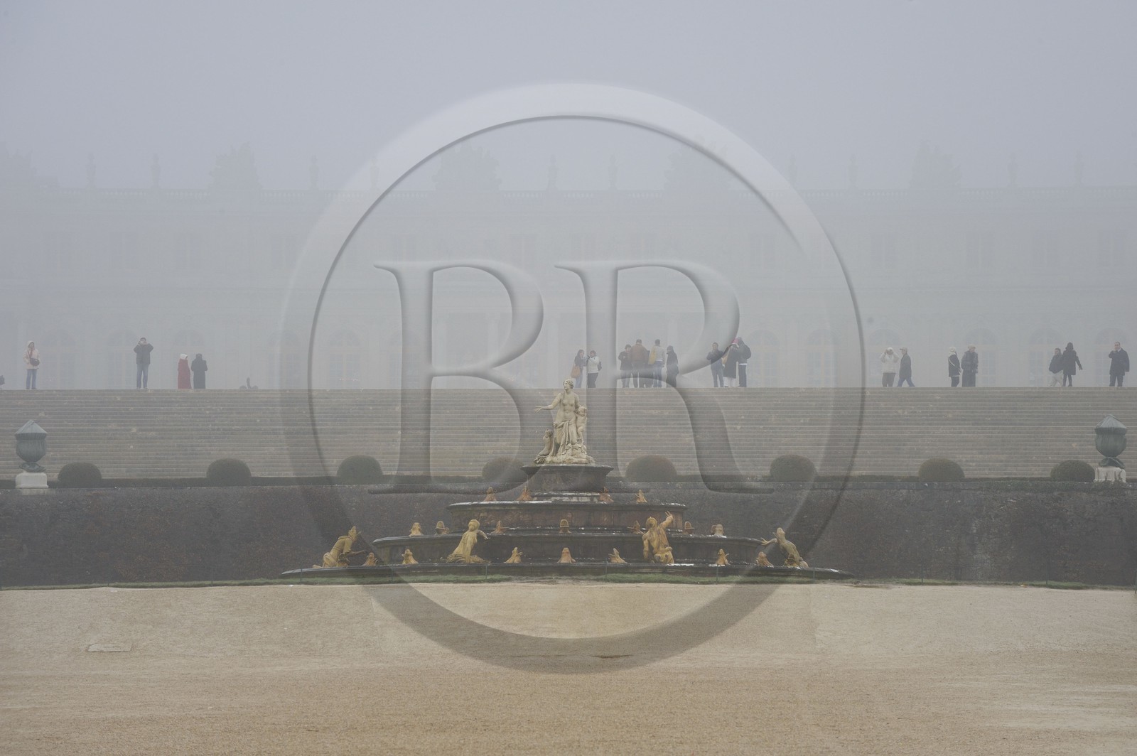 France, Yvelines (78), parc du château de Versailles, classé Patrimoine Mondial de l'UNESCO, le Bassin de Latone dans la brume hivernale