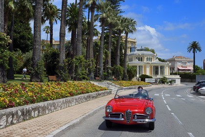 France, Alpes-Maritimes (06), Beaulieu-sur-Mer, Alfa Romeo Giulietta décapotable de collection sur la route de la Basse Corniche