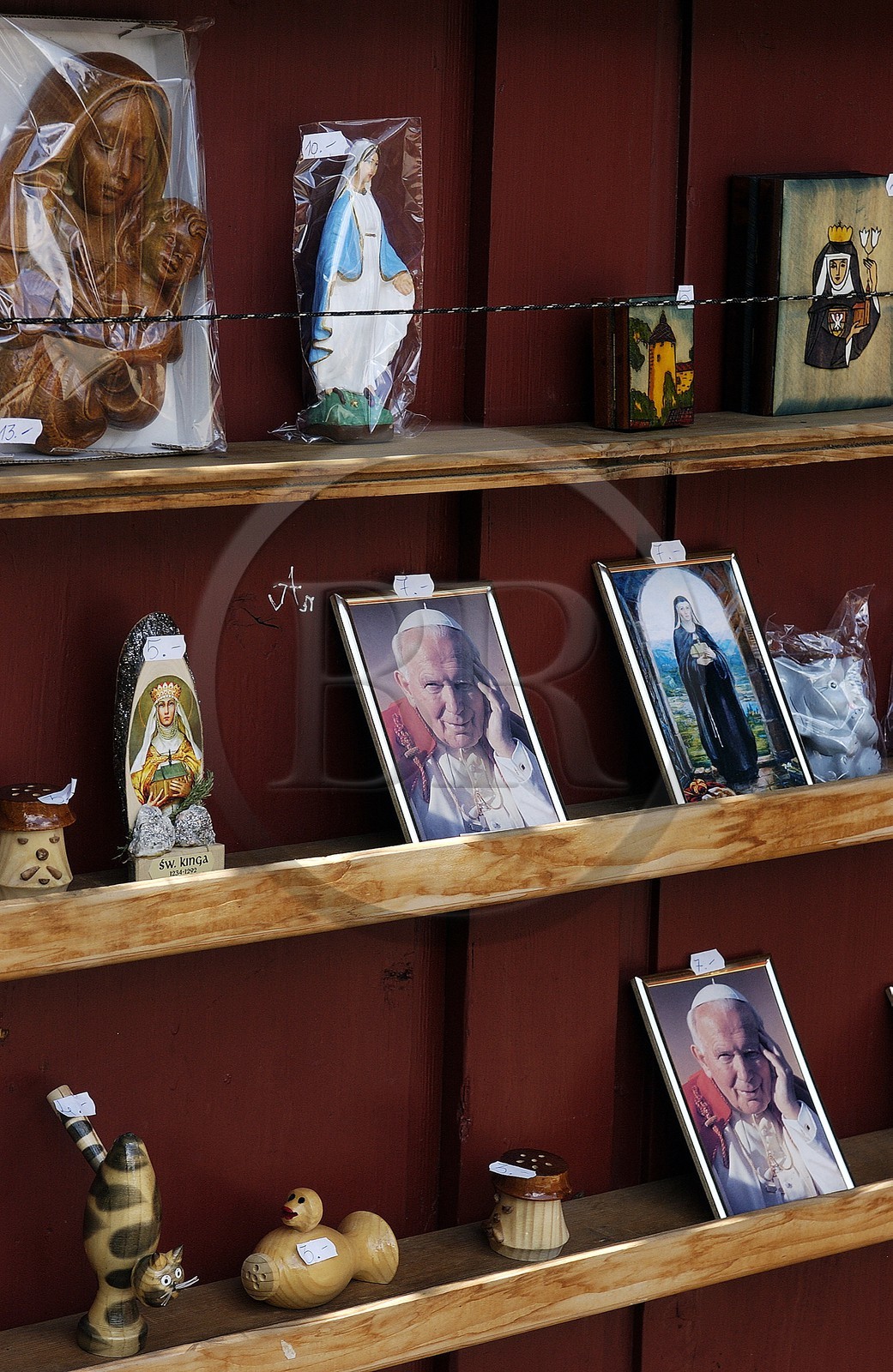 Pologne, Petite Pologne, vente d'objets religieux et de photos du Pape dans la petite ville de Stary Sacz