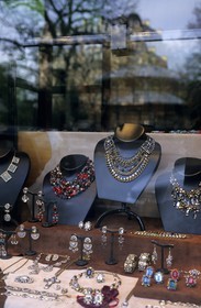 France, Paris (75), square du Temple, vitrine de bijoutier (grossiste)