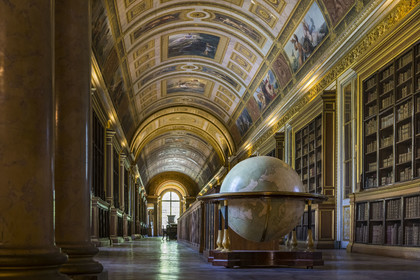 France, Seine-et-Marne (77), Fontainebleau, chateau de Fontainebleau, classé Patrimoine Mondial par l'UNESCO, la Galerie de Diane transformée en bibliothèque sous le Second Empire et contenant le globe terrestre réalisé pour Napoléon Ier en 1810