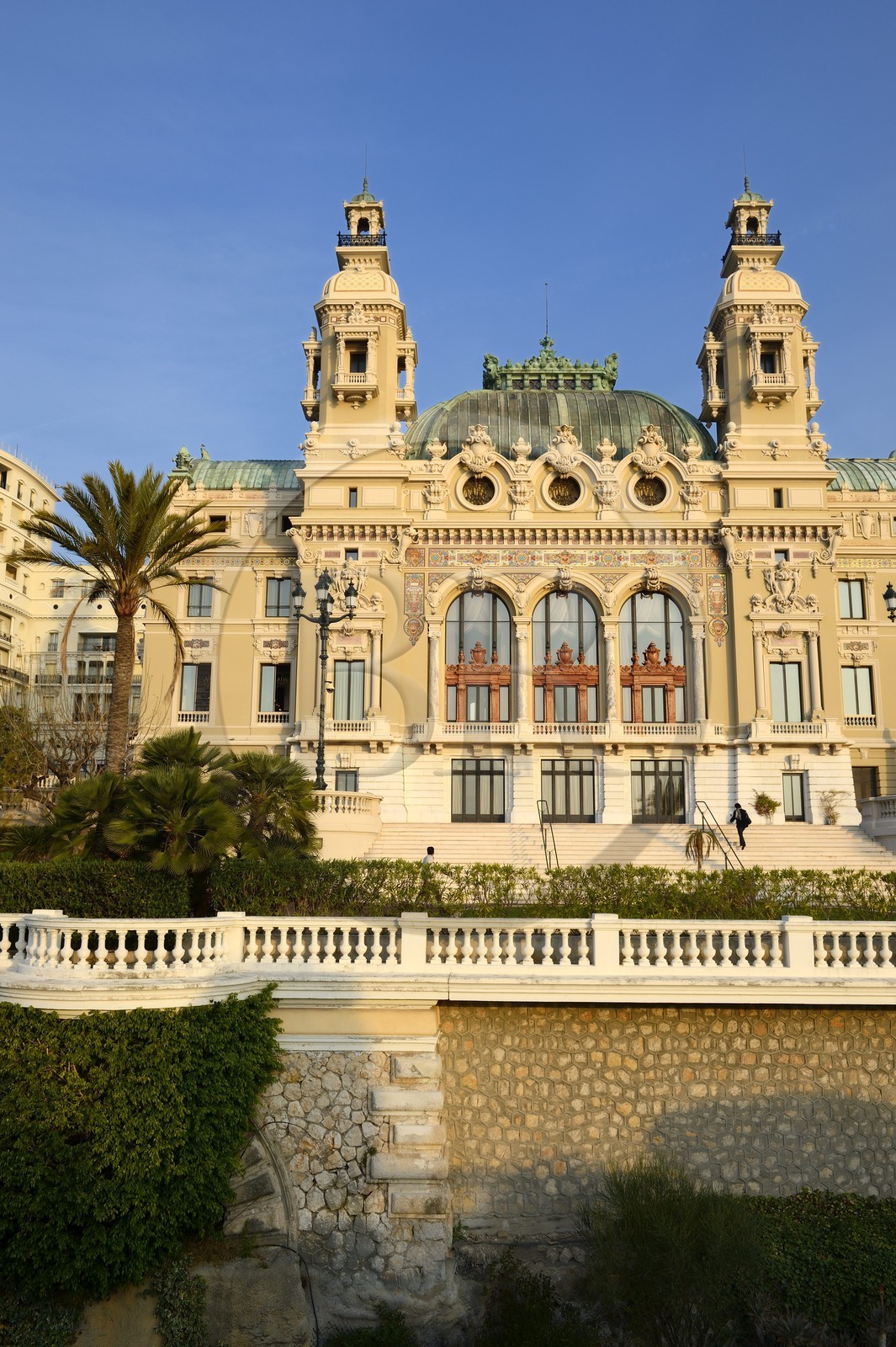 Principauté de Monaco, Monaco, Monte-Carlo, Société des Bains de Mer de Monaco, la facade coté mer du casino et de l'Opera conçu par l'architecte Charles Garnier, Mention obligatoire : Société des Bains de Mer de Monaco Principauté de Monaco, Monaco, Monte-Carlo, Société des Bains de Mer de Monaco, la facade coté mer du casino et de l'Opera conçu par l'architecte Charles Garnier, Mention obligatoire : Société des Bains de Mer de Monaco