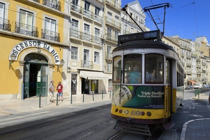 Portugal, Lisbonne, quartier du Bairro Alto, entrée du funiculaire de Bica dans la rue Sao Paulo, reliant le quartier de Bairro alto aux rives du Tage