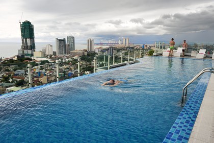Sri Lanka, province de l'ouest, district de Colombo, Colombo, piscine sur le toit du Cinnamon red hotel