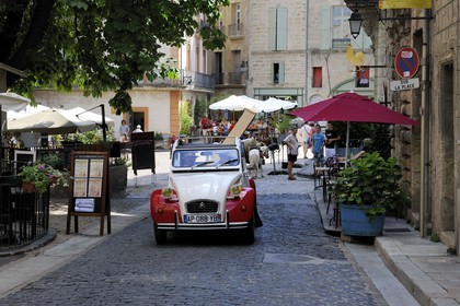 France, Hérault (34), Pézenas, vieille ville, une Deux-Chevaux Citroën