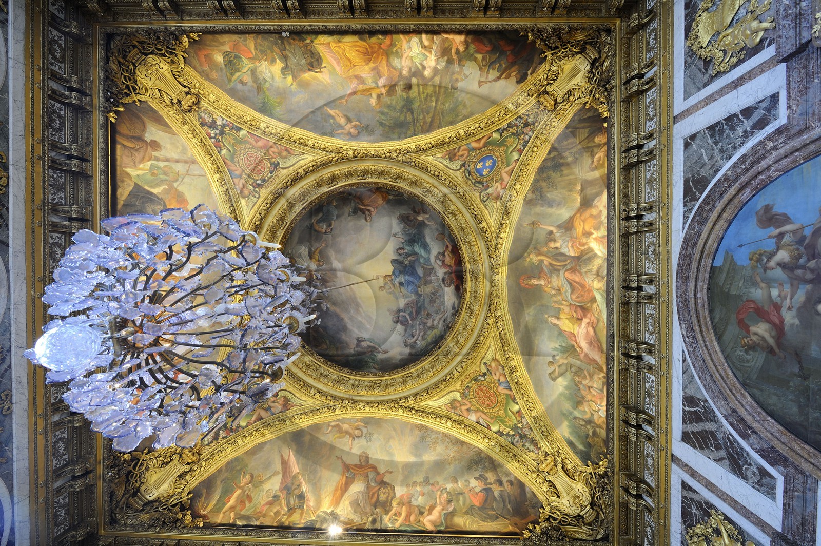 France, Yvelines (78), château de Versailles, classé Patrimoine Mondial de l'UNESCO, plafond du salon de la Guerre au bout de la Galerie des Glaces