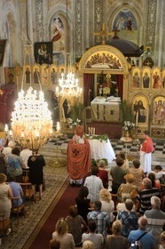 France, Corse-du-Sud (2A), Cargèse, église Saint Spyridon grecque catholique de rite oriental, messe de la fête du basilic (exaltation de la Sainte-Croix) par l’archimandrite Athanase