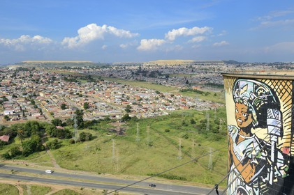 Afrique du Sud, province de Gauteng, Johannesburg, Orlando Towers qui dominent le quartier d'Orlando du township de Soweto, les deux tours de refroidissement de la centrale d'Orlando
