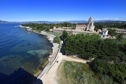 France, Alpes-Maritimes (06), Cannes, Iles de Lérins, Ile de Saint-Honorat, Abbaye de Lérins, l'église abbatiale et le monastère