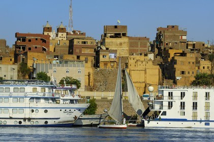 Egypte, Haute Egypte, Nubie, vallée du Nil, Assouan, felouques et bateau de croisière sur le Nil