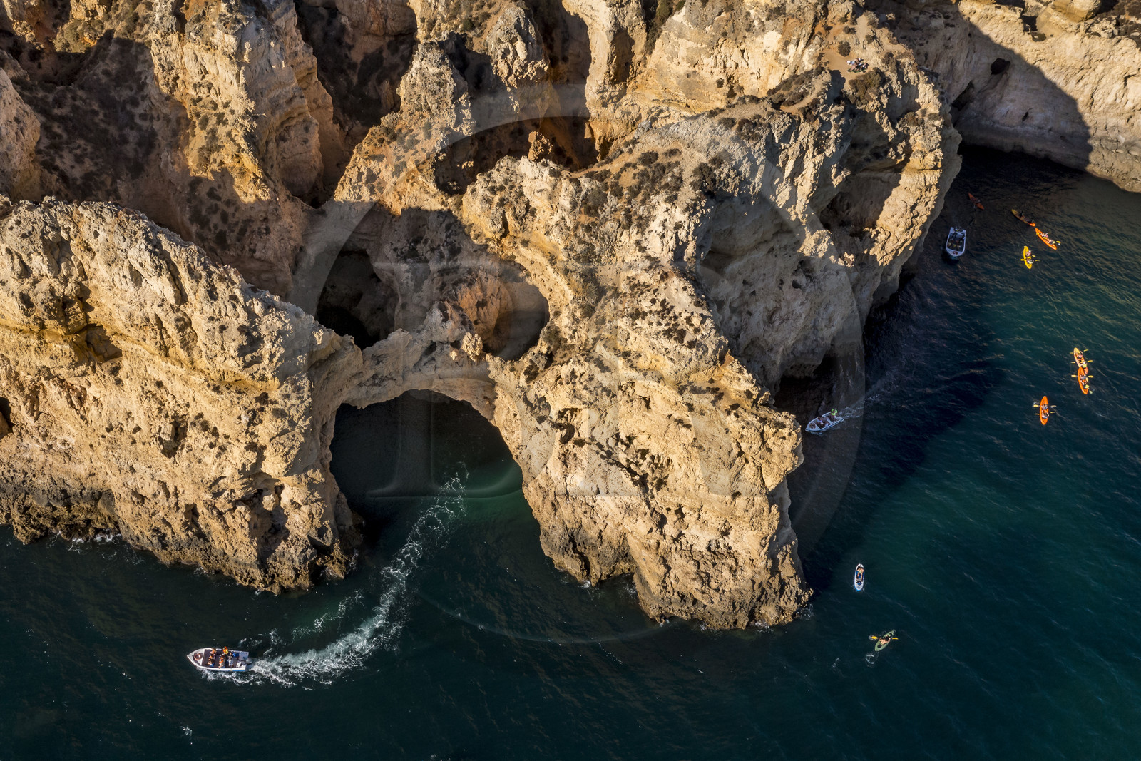 Portugal, Algarve, Lagos, découverte en bateau et en kayak des grottes dans les falaises escarpées de la Ponta da Piedade (vue aérienne)
