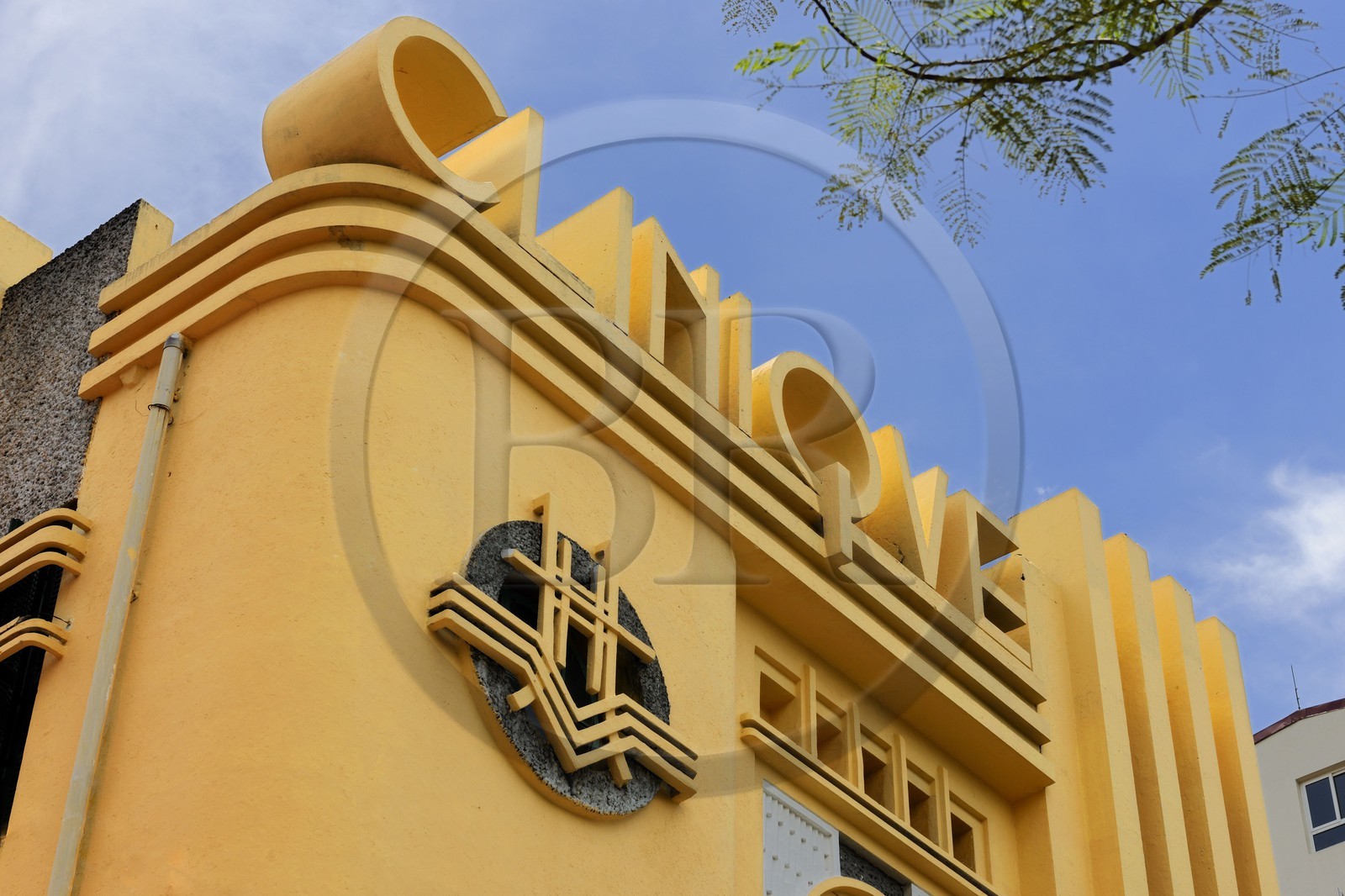 Vietnam, Hanoï, quartier de la gare centrale, clinique art déco construite en 1936 pour la SNCF rue Ly Thuong Kiet