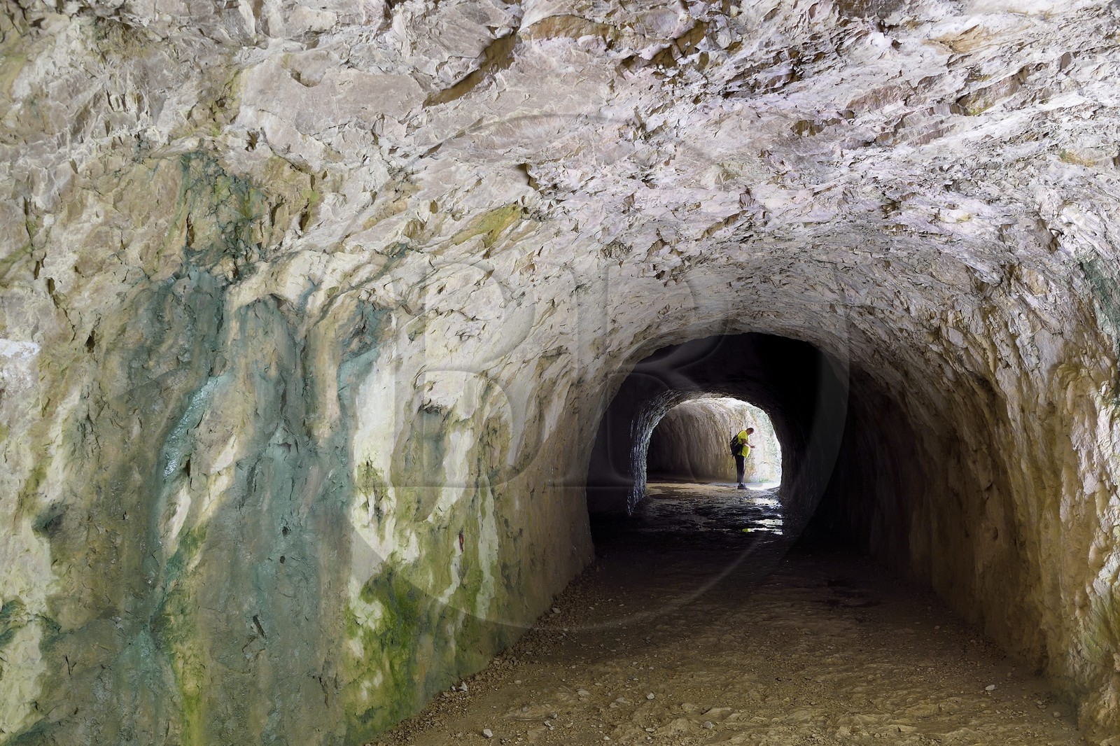 France, Alpes-de-Haute-Provence (04), Parc Naturel Régional du Verdon, Rougon, Grand Canyon du Verdon, le tunnel du Baou qu'emprunte le sentier Blanc-Martel sur le GR4 le long du couloir Samson