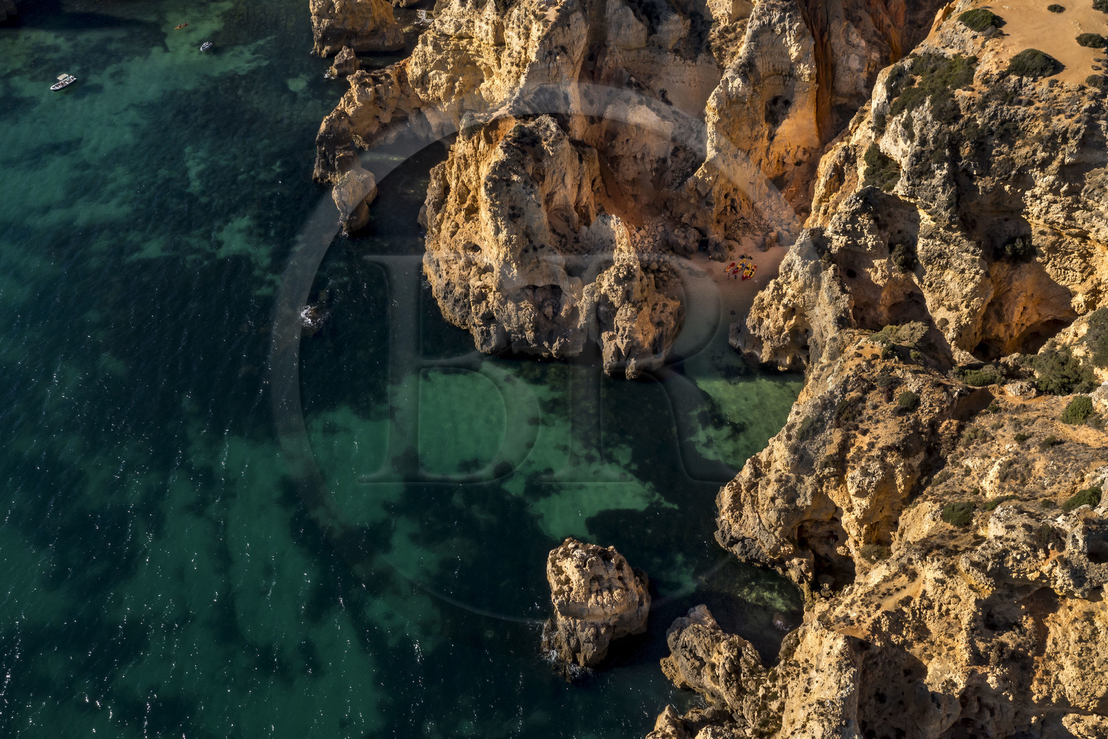 Portugal, Algarve, Lagos, découverte en kayak des criques et des grottes dans les falaises escarpées de la Ponta da Piedade (vue aérienne)