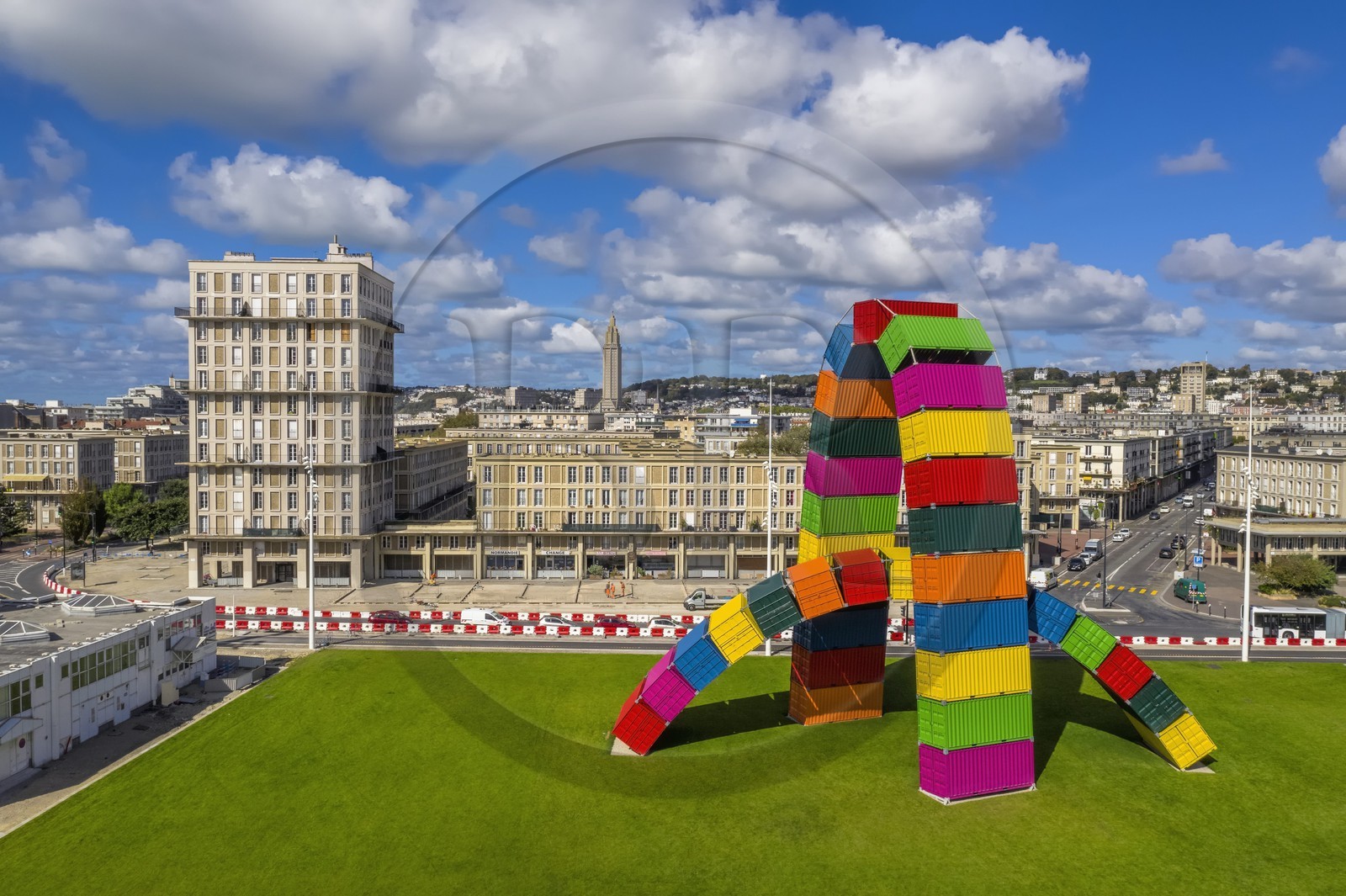 France, Seine-Maritime (76), Le Havre, Centre-ville reconstruit du Havre par Auguste Perret classé Patrimoine Mondial de l'UNESCO, quai de Southampton, Catène de containers oeuvre de Vincent Ganivet (© ADAGP) France, Seine-Maritime (76), Le Havre, Centre-ville reconstruit du Havre par Auguste Perret classé Patrimoine Mondial de l'UNESCO, quai de Southampton, Catène de containers oeuvre de Vincent Ganivet (© ADAGP)