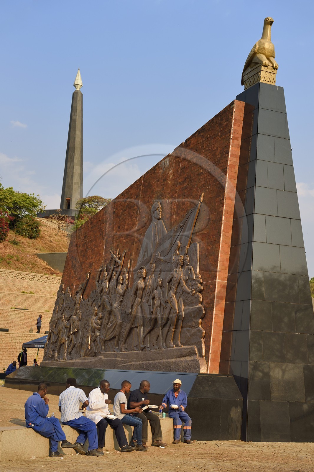 Zimbabwe, Harare, cimetière et le monument national pour commémorer la guérilla du Front patriotique tués pendant la guerre du Bush de Rhodésie du Sud, mur portant des peintures murales représentant l'histoire du Zimbabwe, ici le mouvement d'indépendance sous la direction du héros national Robert Mugabe et la sculpture de l’Oiseau du Zimbabwe au sommet