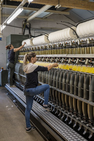 France, Vaucluse (84), L'Isle-sur-la-Sorgue, Manufacture Brun de Vian-Tiran, industrie textile lainière labellisée Entreprise du patrimoine vivant, ouvrière au travail dans la filature