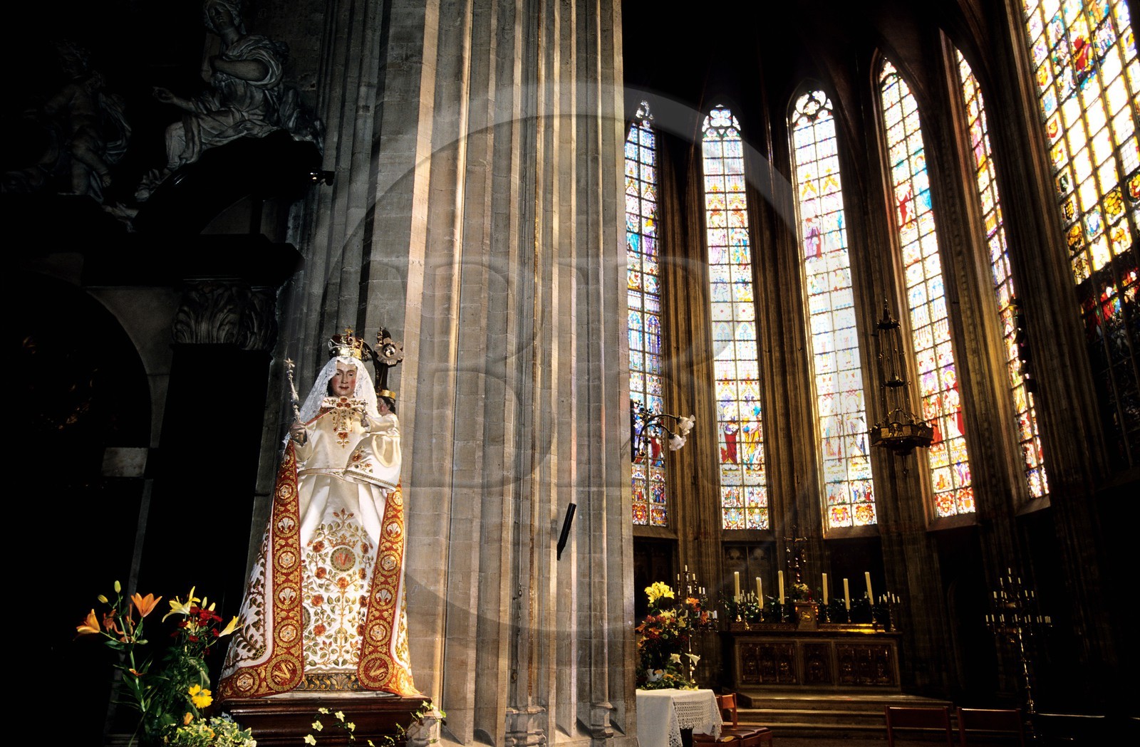 Belgique, Bruxelles, église Notre-Dame du Sablon, intérieur du chúur et statue de la vierge