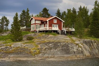 Sweden, Vasterbotten County, Umea, wooden house along the Ume River (Umeälven)