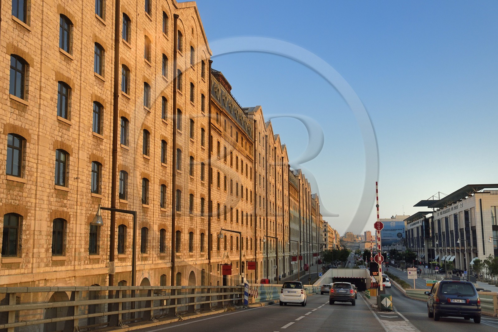 France, Bouches-du-Rhône (13), Marseille, Zone Euroméditerranée, quartier La Joliette, boulevard Euroméditerranée, Les Docks