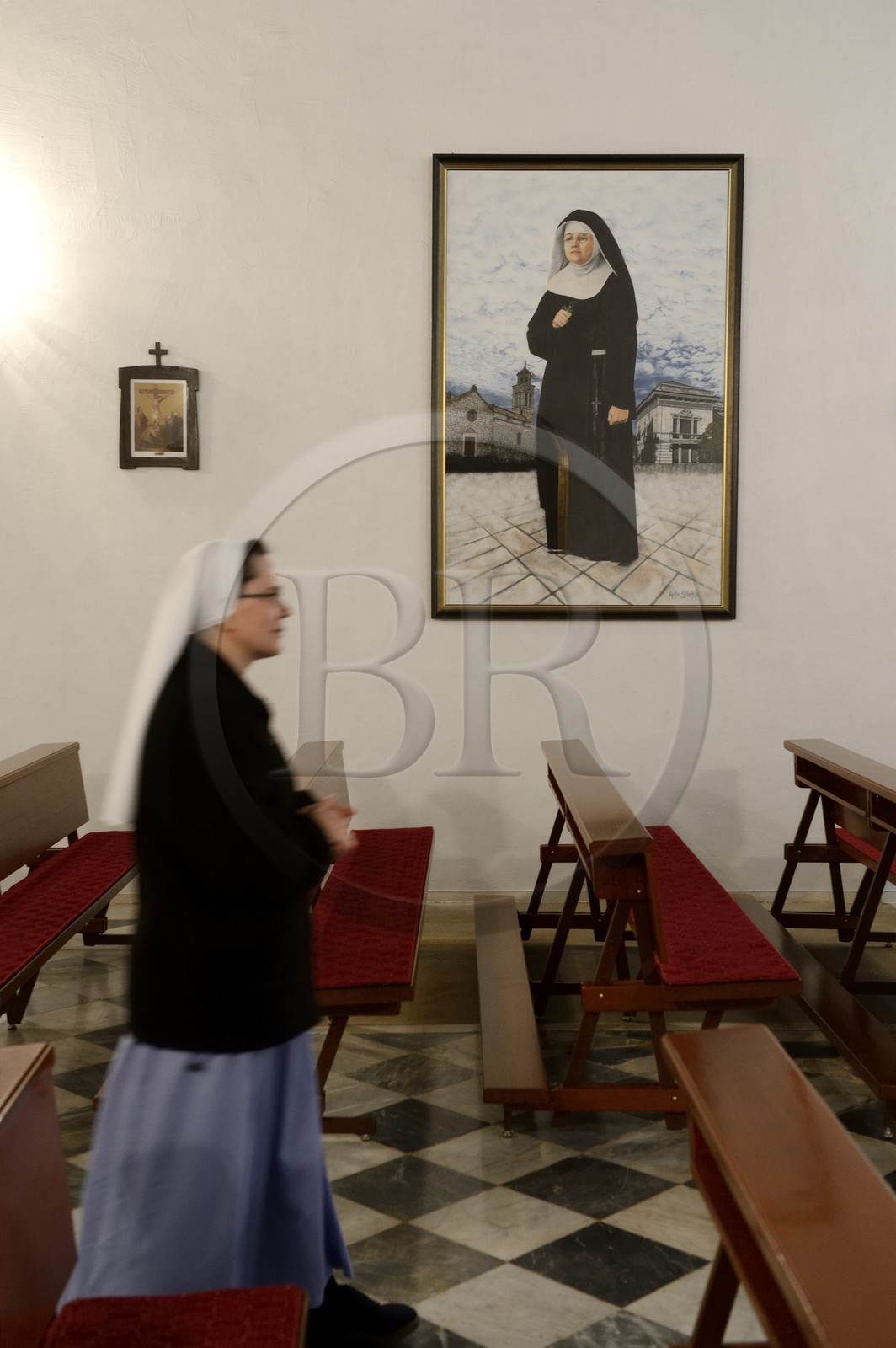 Croatie, Dalmatie, côte dalmate, Ile d’Ugljan, couvent franciscain Saint-Jérôme de la congrégation des Filles de la Miséricorde, portrait de Marija Petković fondatrice de la congregation en arrière plan au mur de l'église