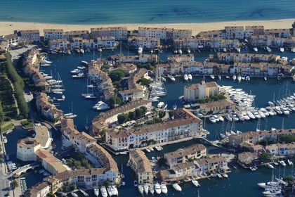 France, Var (83), golfe de Saint-Tropez, la cité lacustre de Port-Grimaud (vue aérienne)