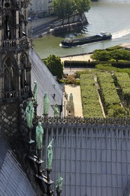 France, Paris (75), île de la Cité, la cathédrale Notre-Dame, la flèche domine les statues de cuivre vert-de-grisé des douze apôtres avec les symboles des quatre évangélistes