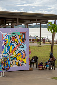 France, Guyane, Saint-Laurent-du-Maroni, berges réaménagées du quartier de La Charbonnière aux racines bushinenguées, nouveau kiosques colorés et habillés d’une œuvre artistique originale d'art tembé réalisés par les artistes Francky Amété et Carlos Adaoudé