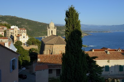 France, Corse-du-Sud (2A), Cargèse, église Saint Spyridon grecque catholique de rite oriental au prelier plan et l'église de l'Assomption dite latine en arrière plan