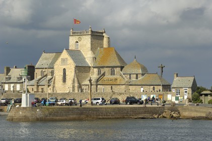 France, Manche (50), Val de Saire, port de Barfleur à marée haute, labellisé Les Plus Beaux Villages de France