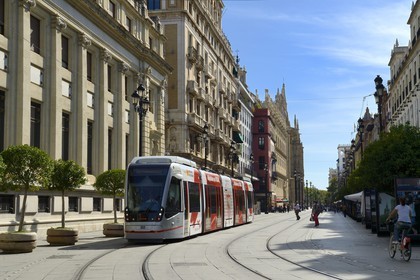 Espagne, Andalousie, Séville, tramway sur l'avenida de la Constitucion