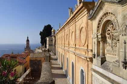 France, Alpes-Maritimes (06), Menton, la vieille ville, le clocher de la basilique Saint-Michel vu du cimetière du Vieux-Chateau, cimetière marin