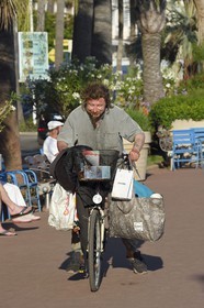 France, Alpes-Maritimes (06), Cannes, clochard à bicyclette sur la Croisette