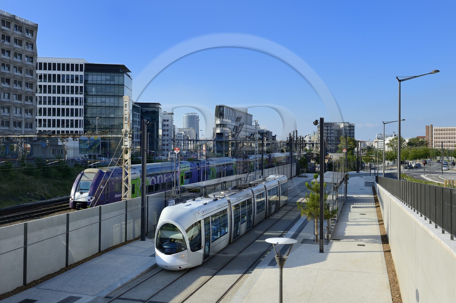 France, Rhône (69), Lyon, l'arrêt Manufacture - Montluc de la ligne 4 du tramway, le TER en arrière plan