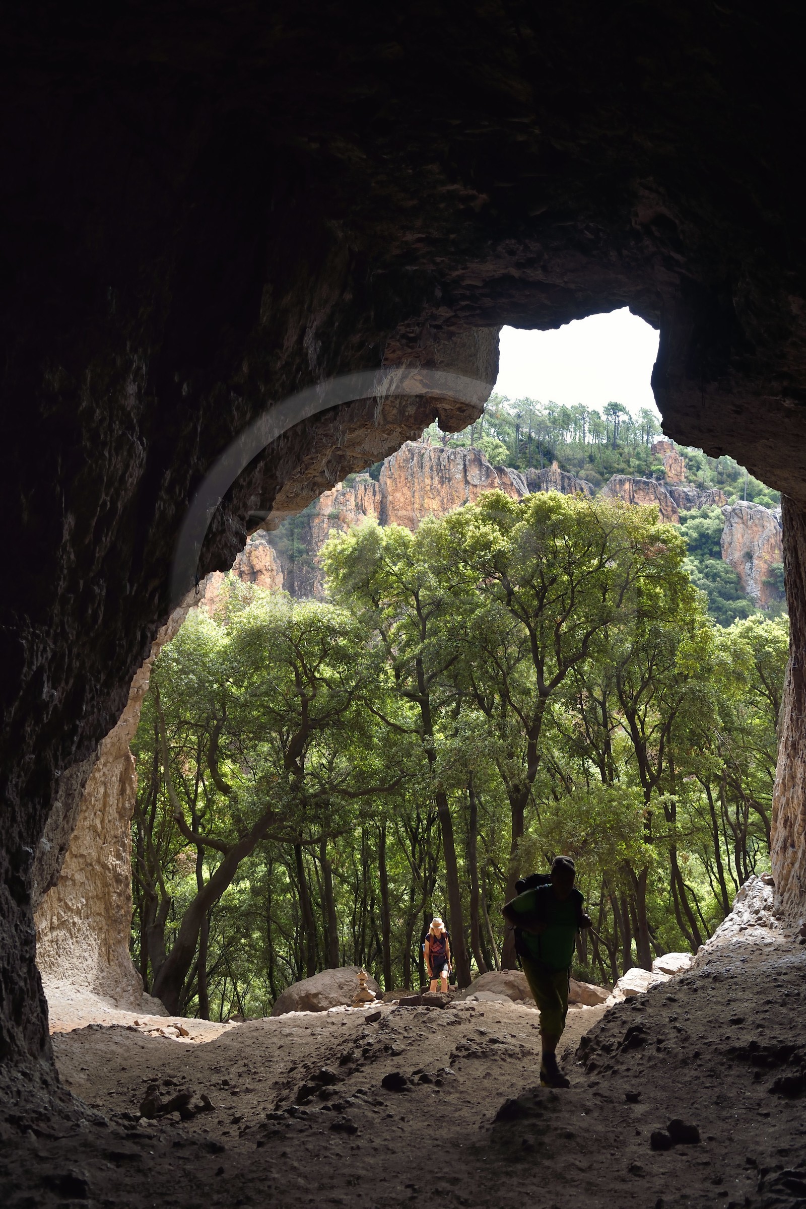 France, Var (83), entre Bagnols-en-Forêt et Roquebrune-sur-Argens, randonnée dans les Gorges du Blavet, la grotte du Muéron, habitat préhistorique