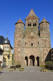 France, Bas Rhin (67), Marmoutier, l'église abbatiale romane du VIème siècle, façade occidentale en grès rouge des Vosges