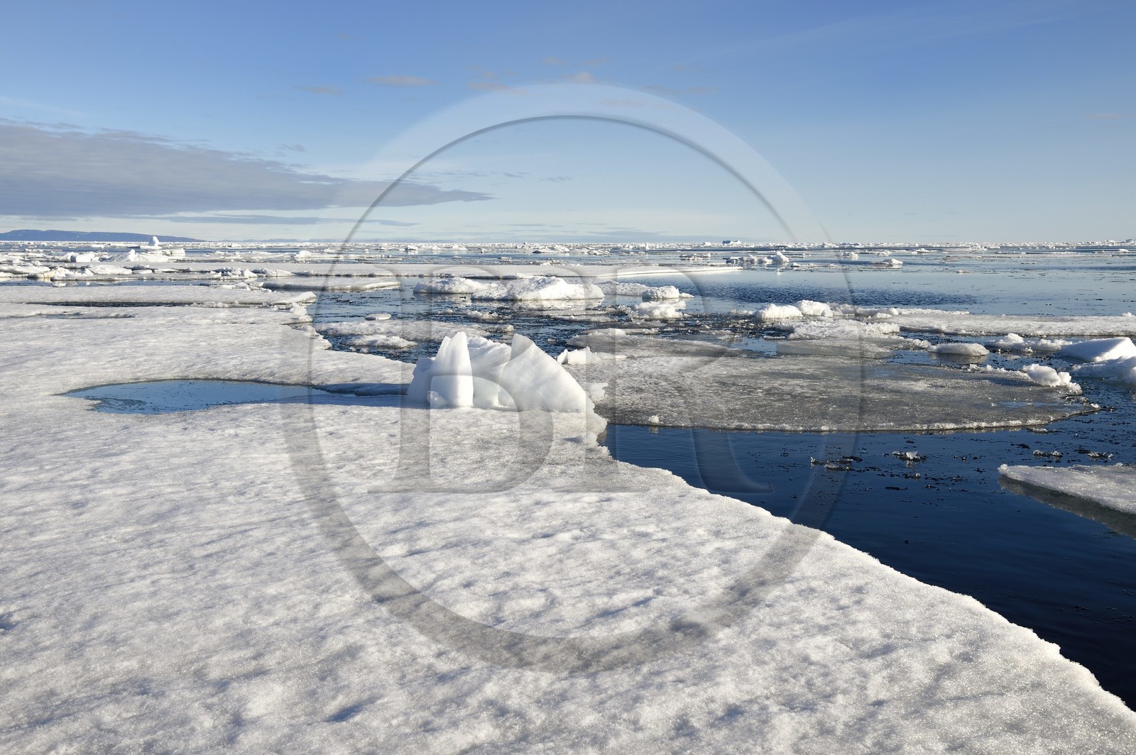 Groenland, cote Nord-Ouest, Smith sound au nord de la baie de Baffin, morceaux de glace de la banquise arctique en train de fondre