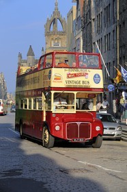 Royaume-Uni, Ecosse, Edimbourg, les hauts du Royal Mile, bus impérial dans Lawwnmarket