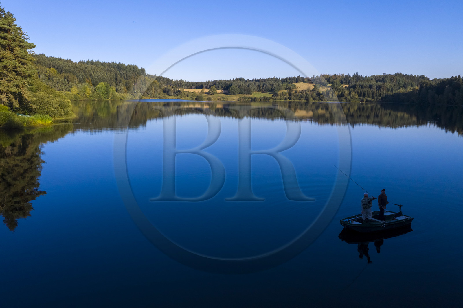 France, Haute-Loire (43), Parc naturel régional Livradois-Forez, Sembadel, le lac de Malaguet, pêche à la mouche (vue aérienne)