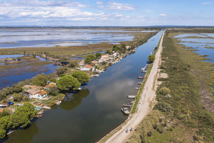 France, Hérault (34), La Grande-Motte, lieu dit des Cabanes du Roc, anciennes cabanes de pécheurs en bordure du canal du Rhône à Sète, l'étang de l'Or en arrière plan (vue aérienne)