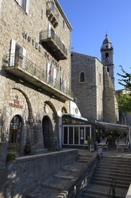 France, Corse-du-Sud (2A), Sartène, place Porta (ou place de la Libération), l’ancien palais du lieutenant génois qui abrite l’hôtel de ville et l’église Sainte-Marie