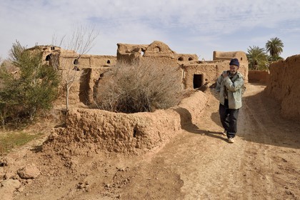 Iran, Isfahan province, Dasht-e Kavir desert, the oasis of Arousan in Khur and Biabanak County, peasant returning from field and earthen houses
