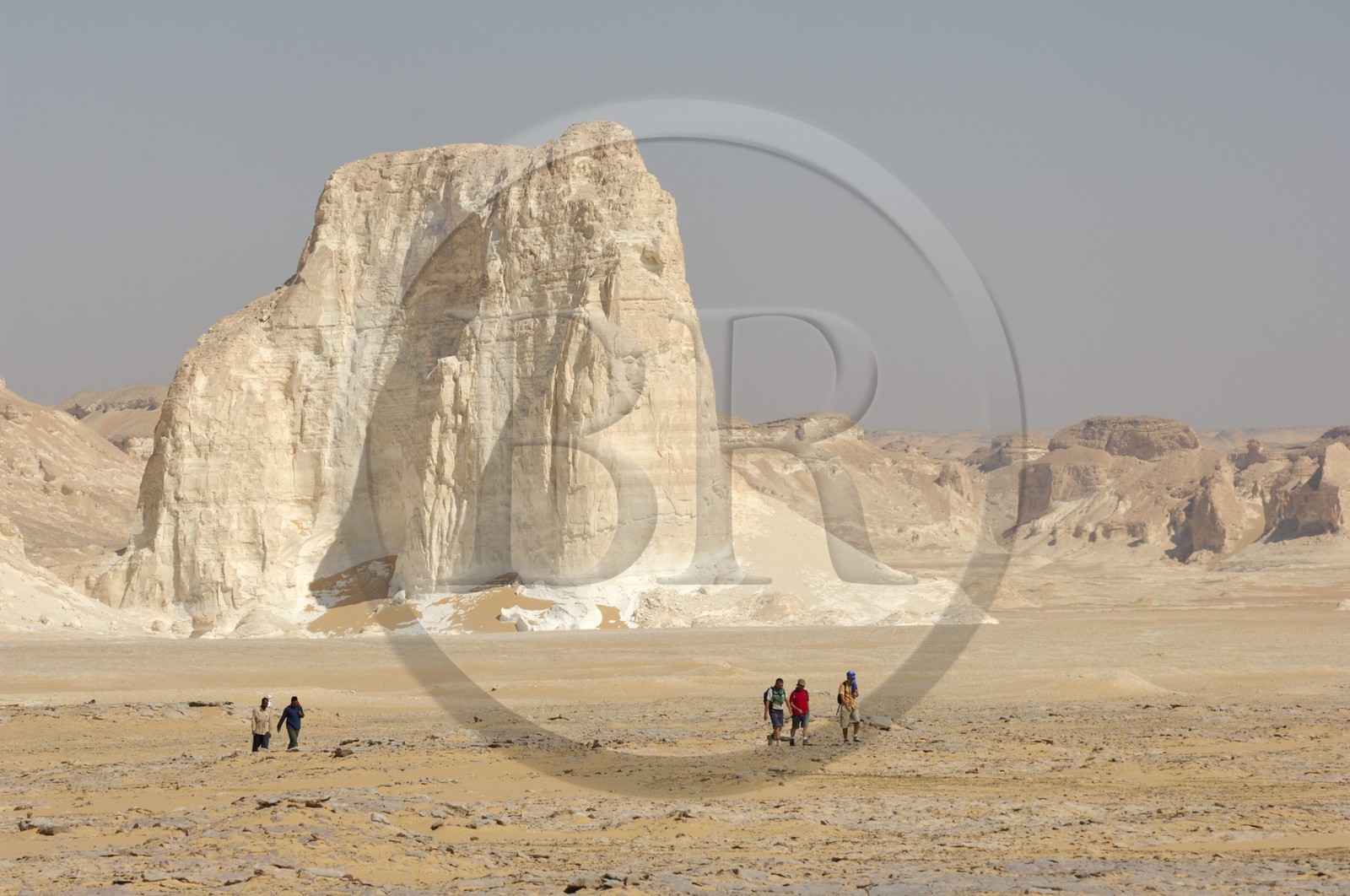 Egypte, désert libyque, groupe de randonneurs dans le Désert Blanc au nord de Farafra