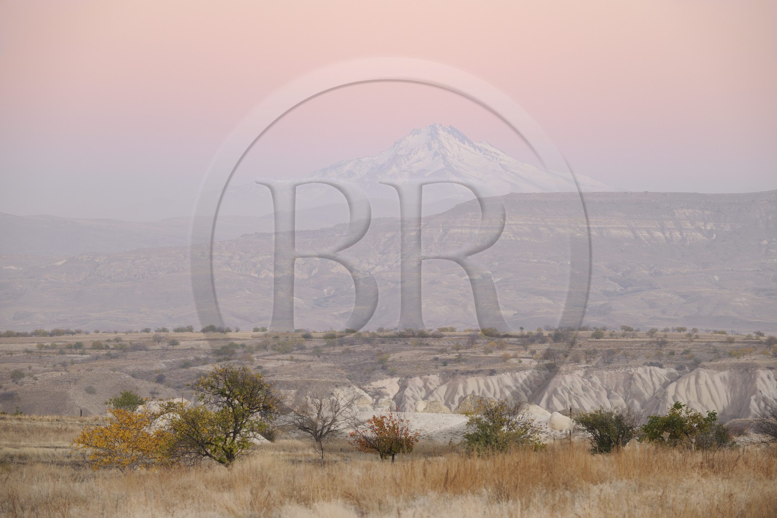 Turquie, Anatolie Centrale, province de Nevsehir, Cappadoce classée Patrimoine Mondial de l'UNESCO, le mont Argée (Erciyes Dagi) depuis Ortahisar